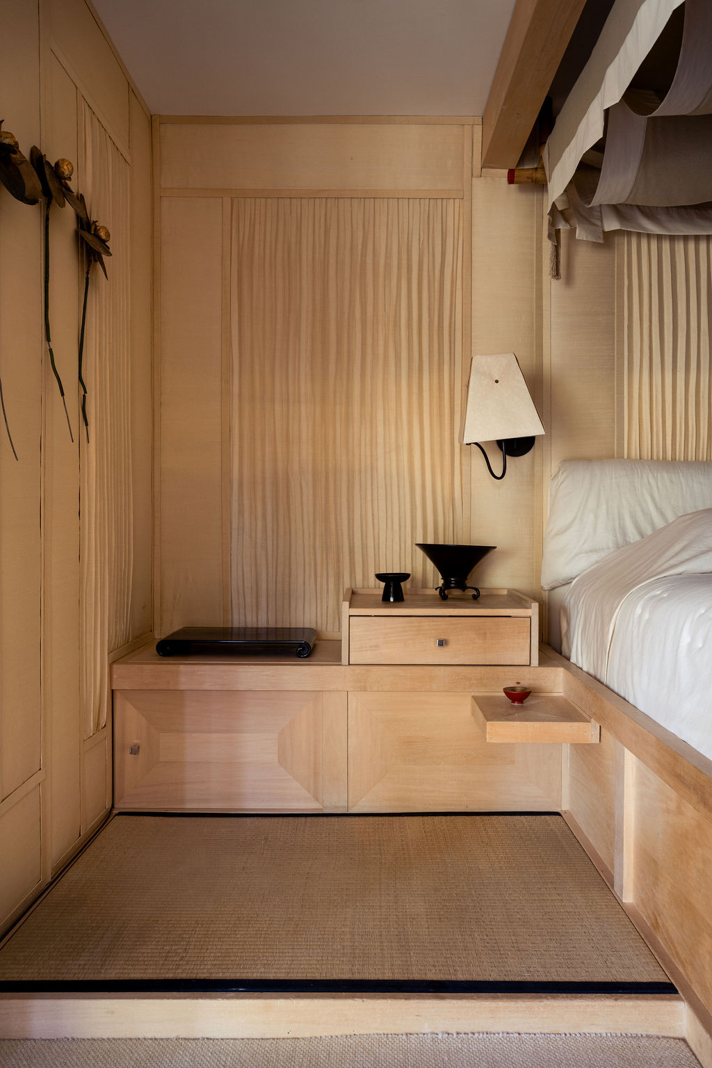 witness-locations-chalet-tournesol-idyllwild-japanese-bedroom-tatami-platform-maple-cabinetry-paper-sconce