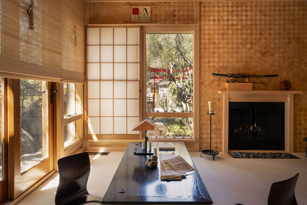 witness-locations-chalet-tournesol-idyllwild-japanese-sitting-room-black-lacquer-desk-shoji-window-torii-view